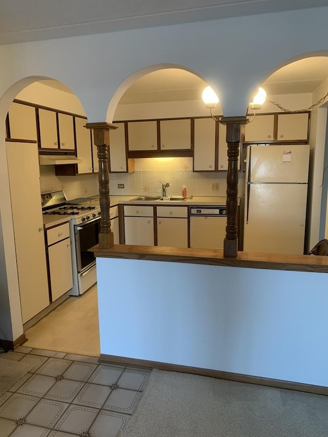 kitchen with white appliances, sink, and decorative backsplash