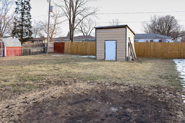 view of yard with a storage unit