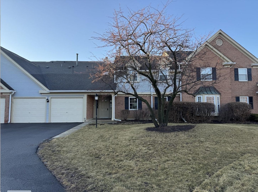 view of front facade featuring a garage and a front yard