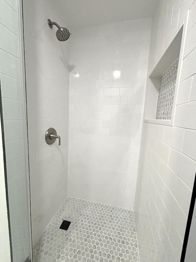 bathroom featuring tiled shower