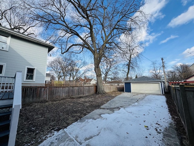 view of yard with a garage and an outdoor structure