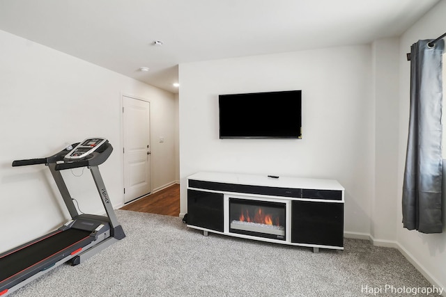 workout room featuring carpet