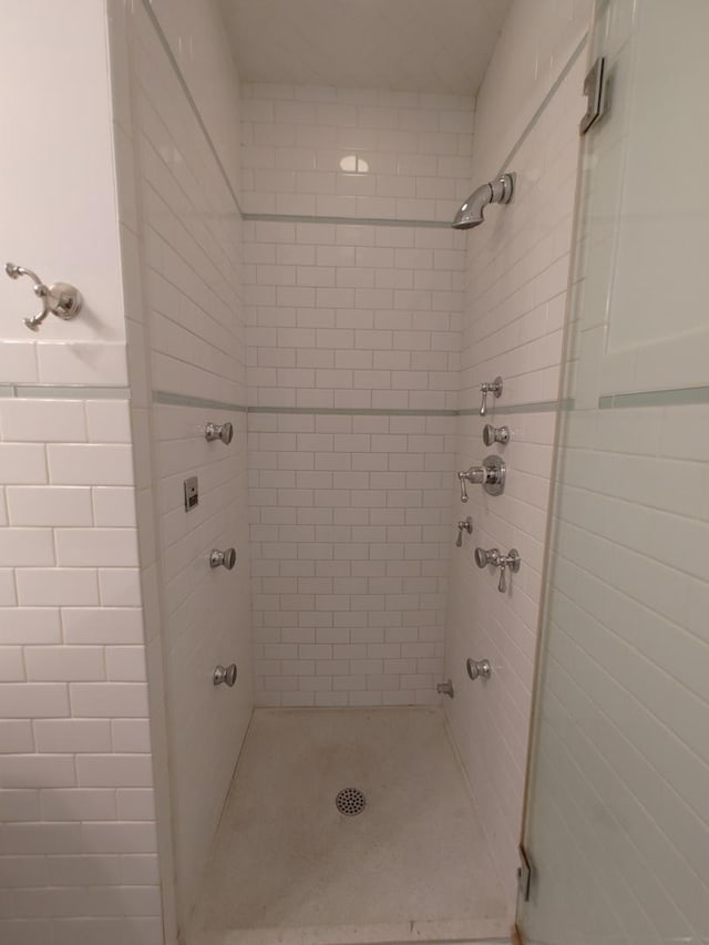 bathroom featuring tiled shower