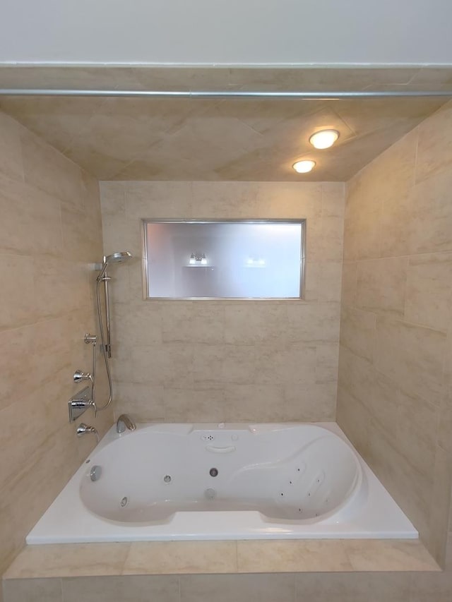 bathroom with tiled shower / bath