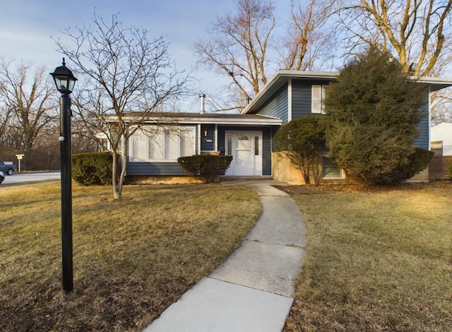 view of front of property featuring a front lawn