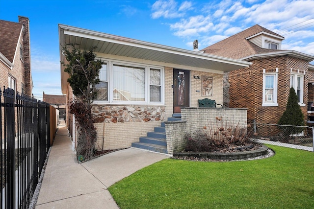 view of front of property featuring a front lawn