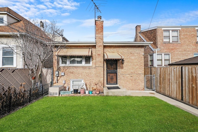 back of house featuring a yard