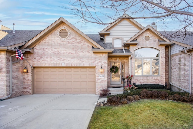 view of front of home with a front lawn