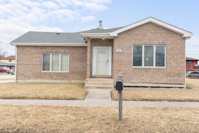 view of front of property featuring a front lawn