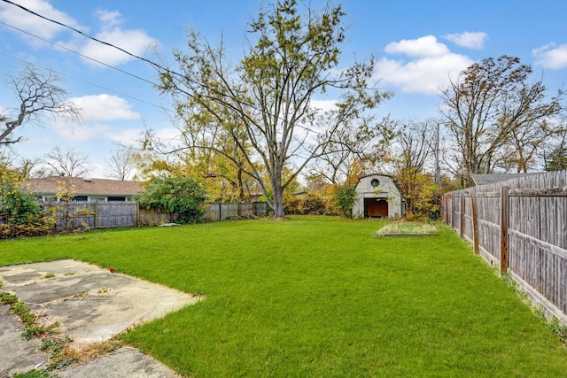 view of yard featuring a storage unit