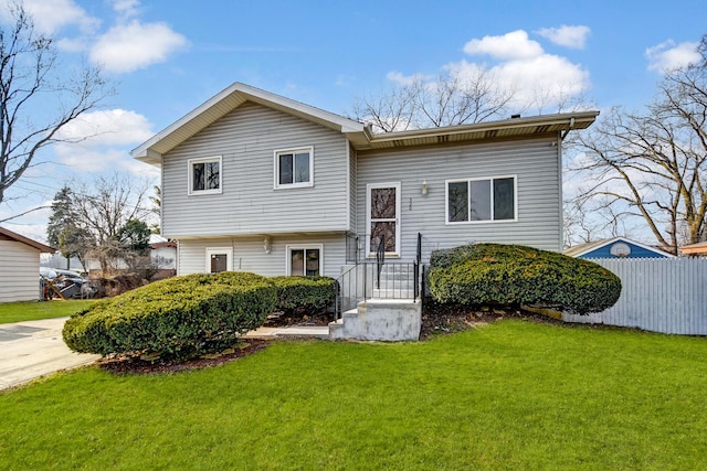 bi-level home featuring a front lawn