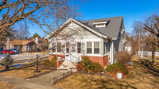 view of front of home featuring a front lawn