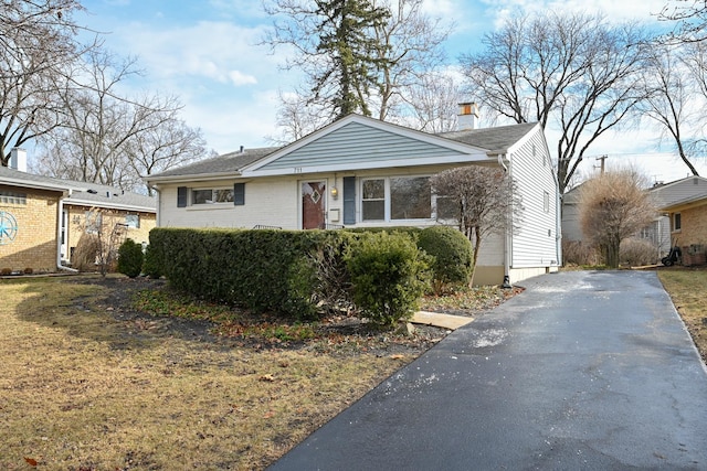 view of front of property with a front yard