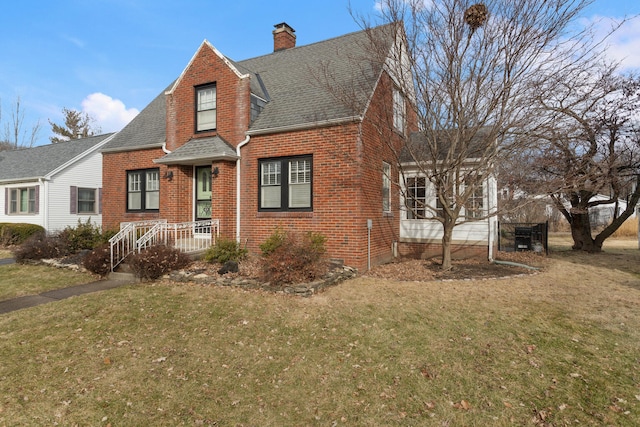 view of front facade with a front lawn