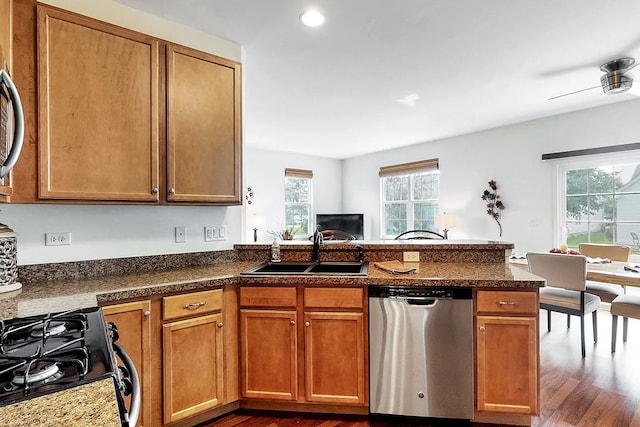 kitchen featuring sink, ceiling fan, kitchen peninsula, stainless steel appliances, and dark wood-type flooring