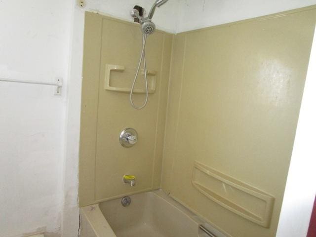 bathroom with bathtub / shower combination