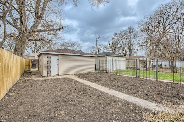 view of yard with an outdoor structure