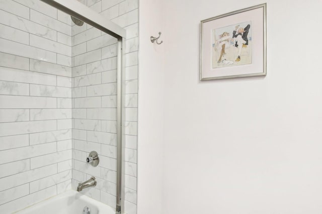 bathroom with tiled shower / bath