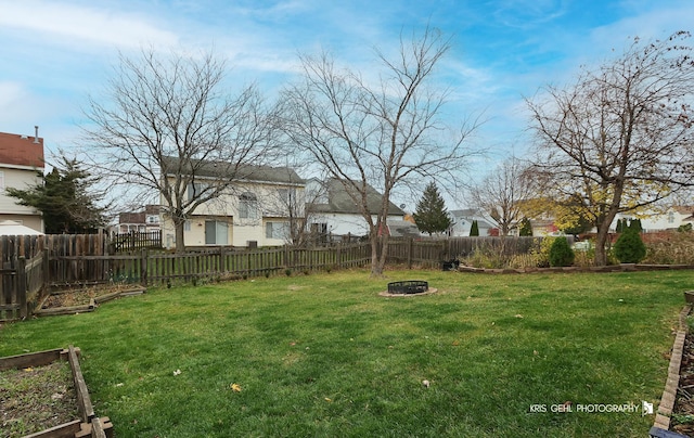 view of yard featuring a fire pit