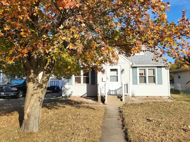 view of front facade featuring a front yard