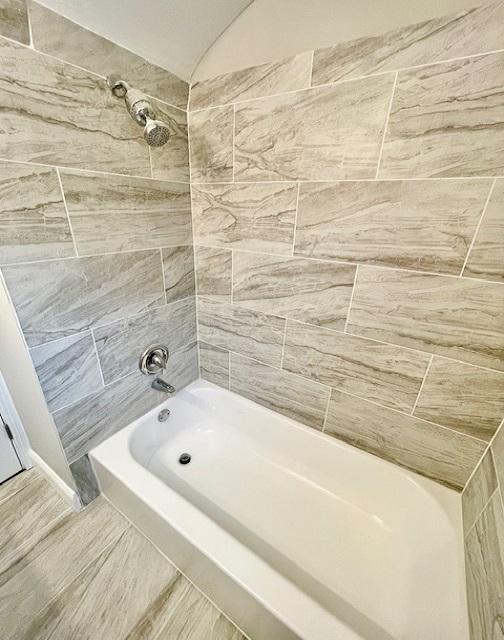 bathroom with tiled shower / bath combo