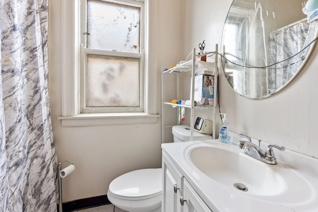 full bathroom featuring vanity, curtained shower, and toilet