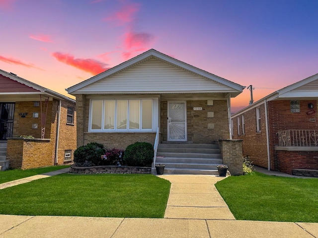 view of front of property featuring a lawn