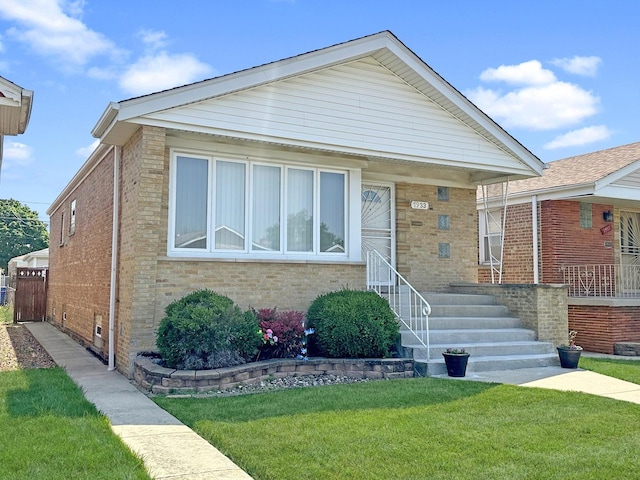 view of front facade with a front lawn