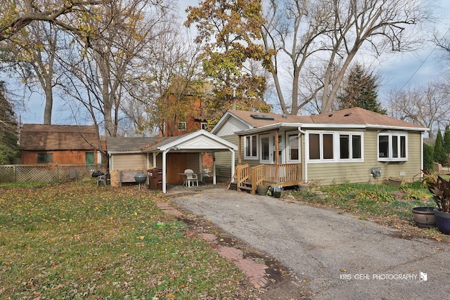 view of front of home featuring a front yard