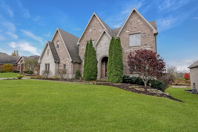 view of front of property featuring a front yard