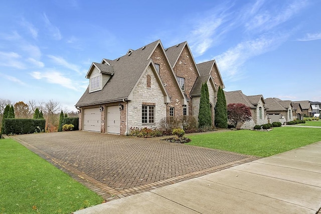 view of front facade featuring a garage and a front yard