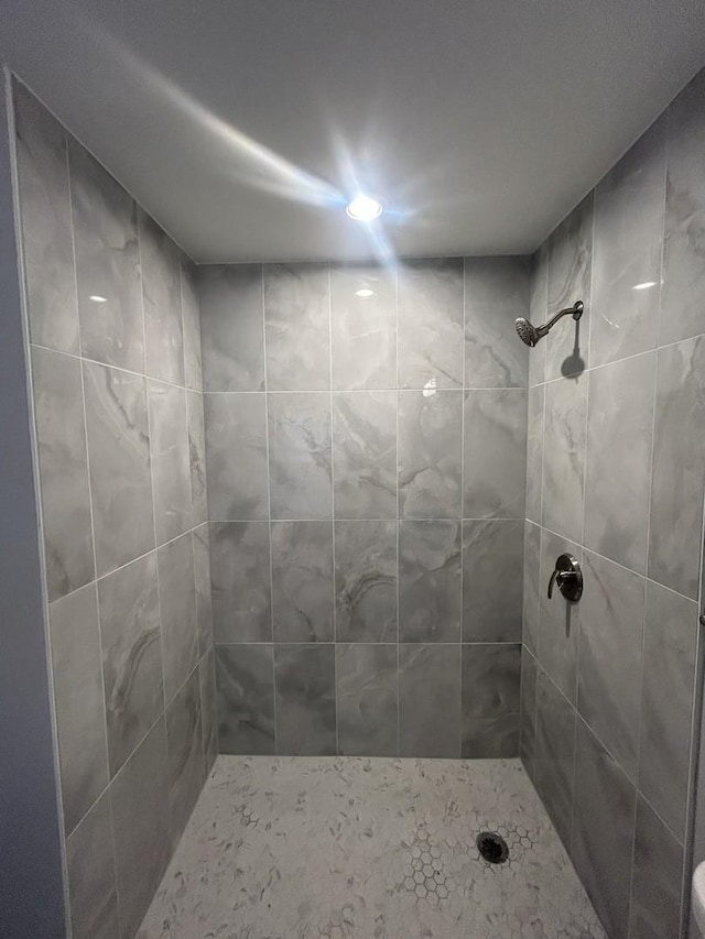 bathroom featuring tiled shower