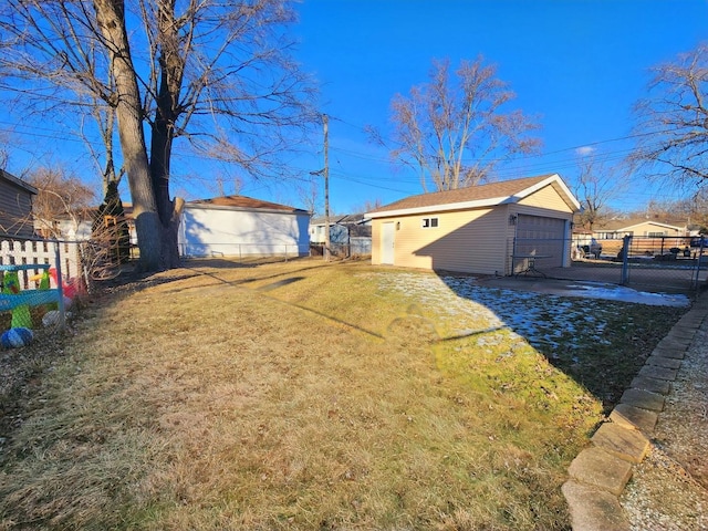 view of yard featuring a garage and an outdoor structure