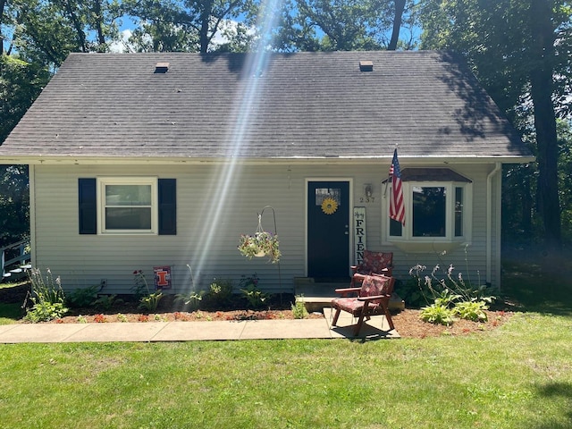 view of front of property with a front lawn