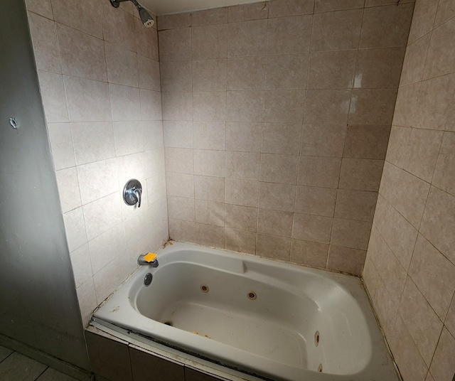 bathroom featuring tiled shower / bath