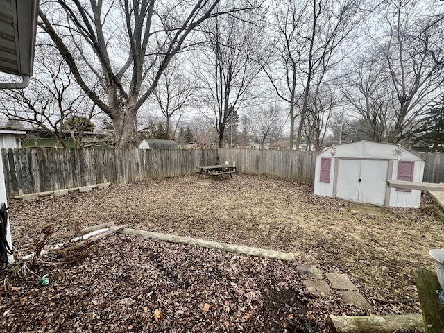 view of yard with a shed