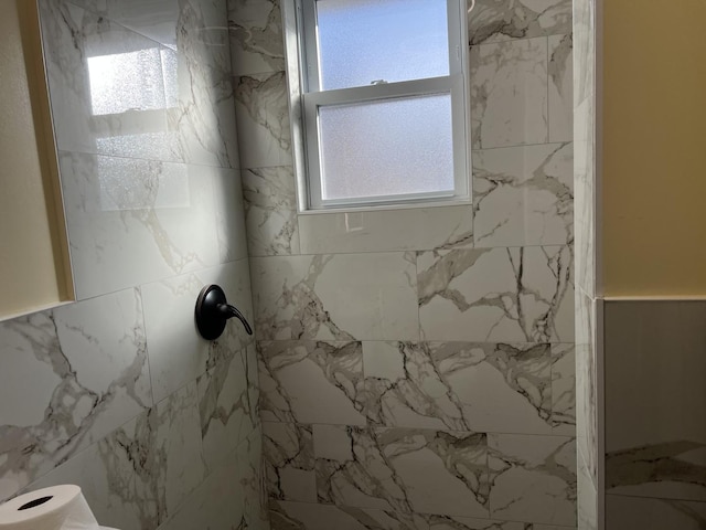 bathroom featuring tiled shower