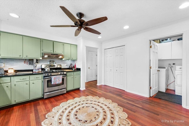 kitchen featuring washer and clothes dryer, ceiling fan, backsplash, green cabinetry, and gas range