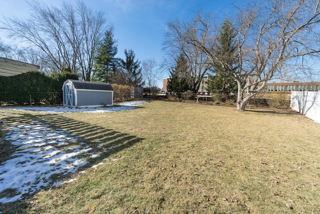 view of yard with a shed