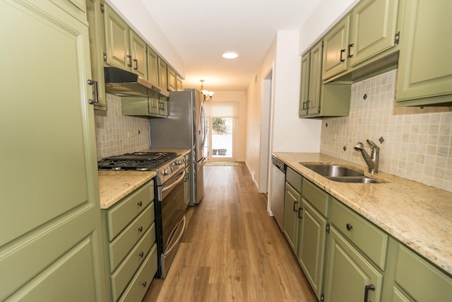 kitchen featuring green cabinetry, stainless steel appliances, sink, and light hardwood / wood-style flooring