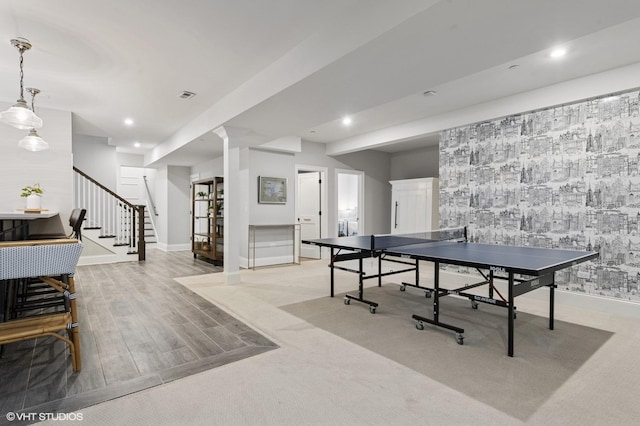 recreation room featuring light wood-style floors, baseboards, visible vents, and recessed lighting