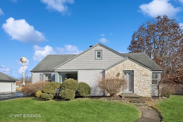 view of front of property featuring a front yard