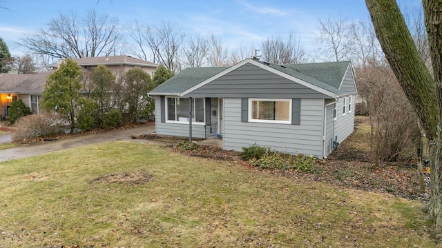 view of front of home featuring a front lawn