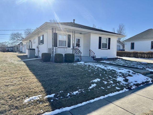 view of front of property featuring covered porch and a front lawn