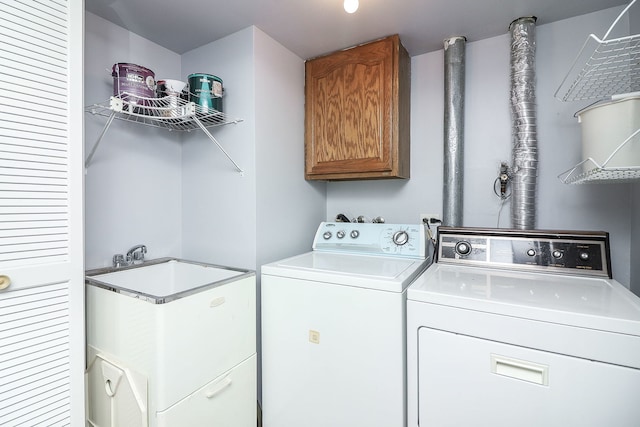 washroom featuring cabinets and washing machine and clothes dryer