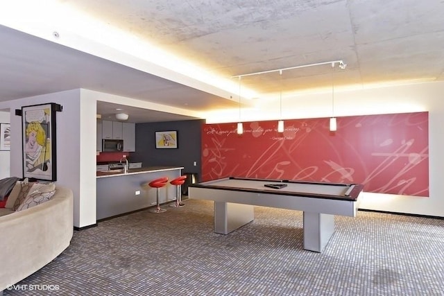 recreation room featuring sink and carpet