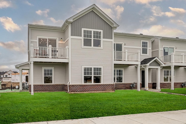 view of front of house featuring a front lawn