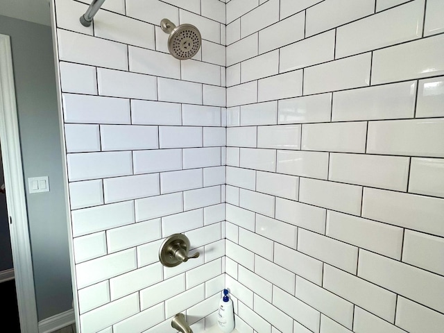 bathroom featuring tiled shower