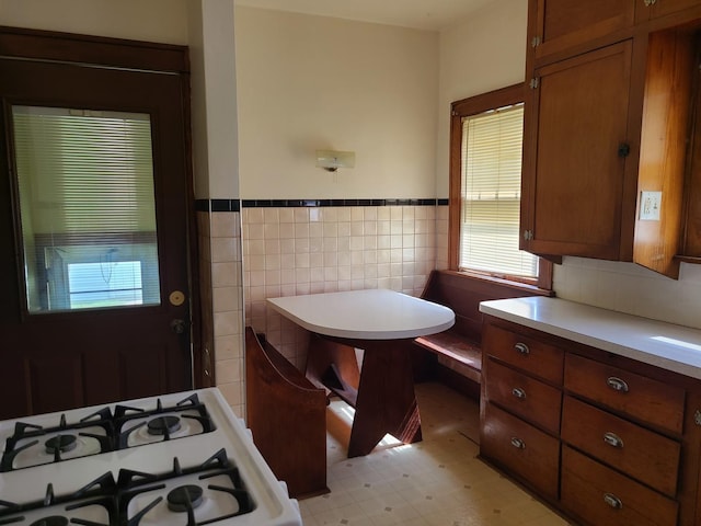 bathroom featuring tile walls