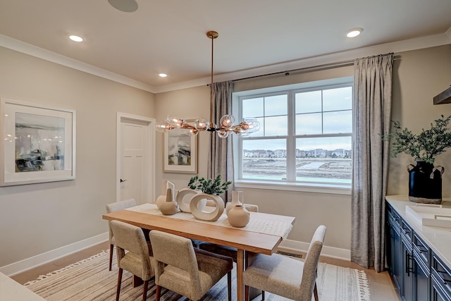 dining room with crown molding, an inviting chandelier, and light hardwood / wood-style flooring